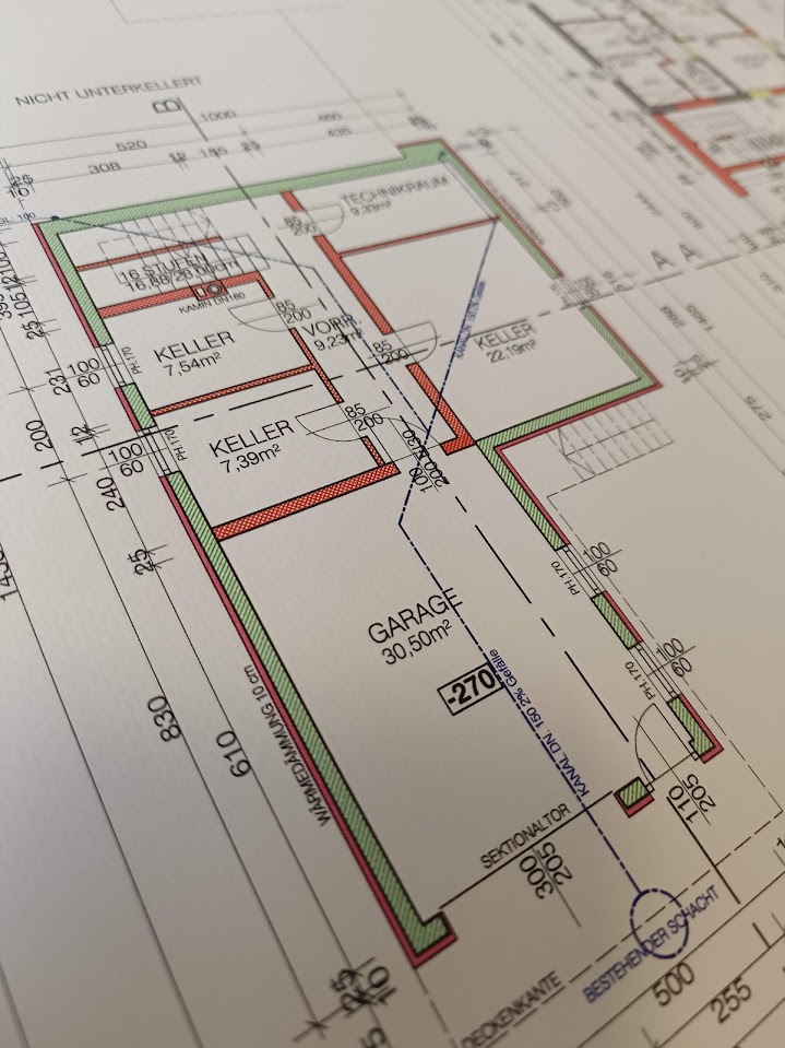 Professioneller Druck einer Bauzeichnung auf PVC – ideal für den langfristigen Einsatz.