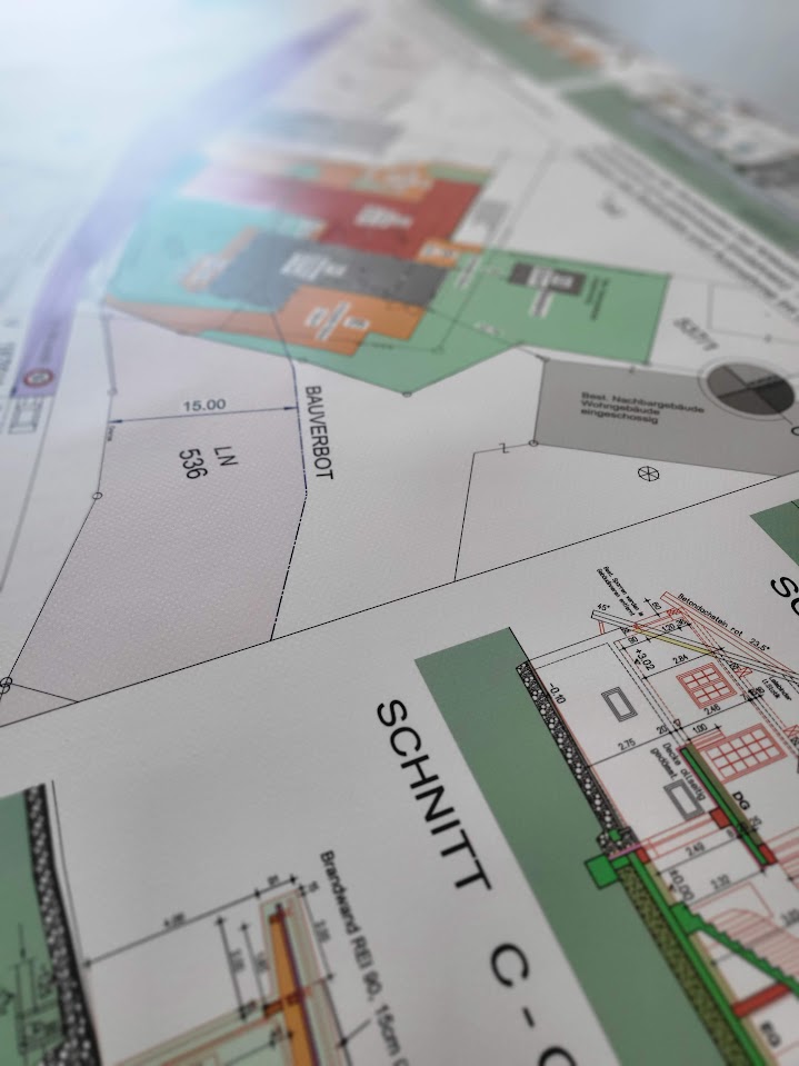 Detaillierter CAD-Bauplan, gedruckt auf robustem PVC-Banner für Baustellen.