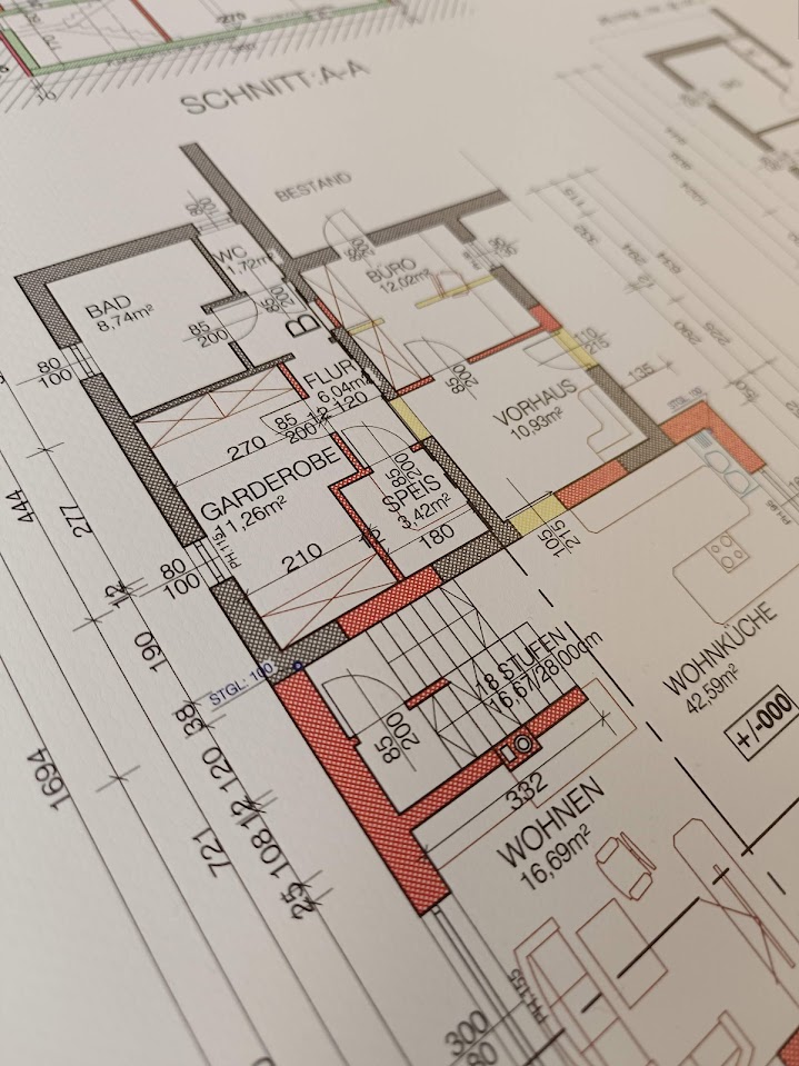 Detailaufnahme eines PVC-Bauplans mit scharfer Druckqualität und widerstandsfähigem Material.