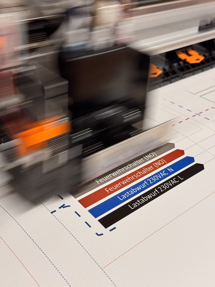 Detailaufnahme eines wetterfesten PVC-Bauplans mit gestochen scharfer Druckqualität.