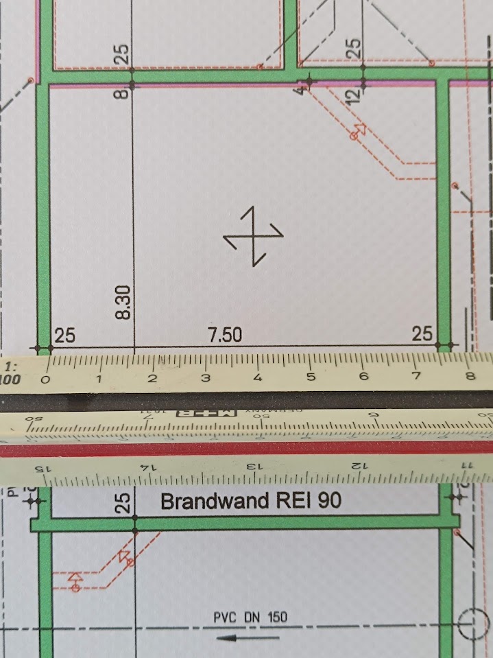 Wetterfester Bauplan im Außeneinsatz auf einer Baustelle – abwaschbar und langlebig.